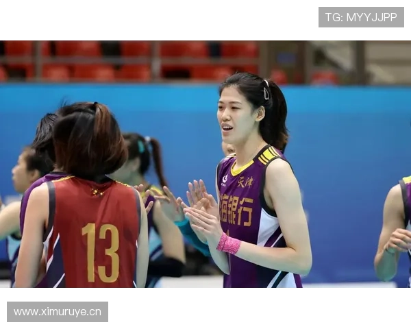 李盈莹训练间隙竟偷偷点外卖，连队友都惊了这大长腿怎么这么会享受？！